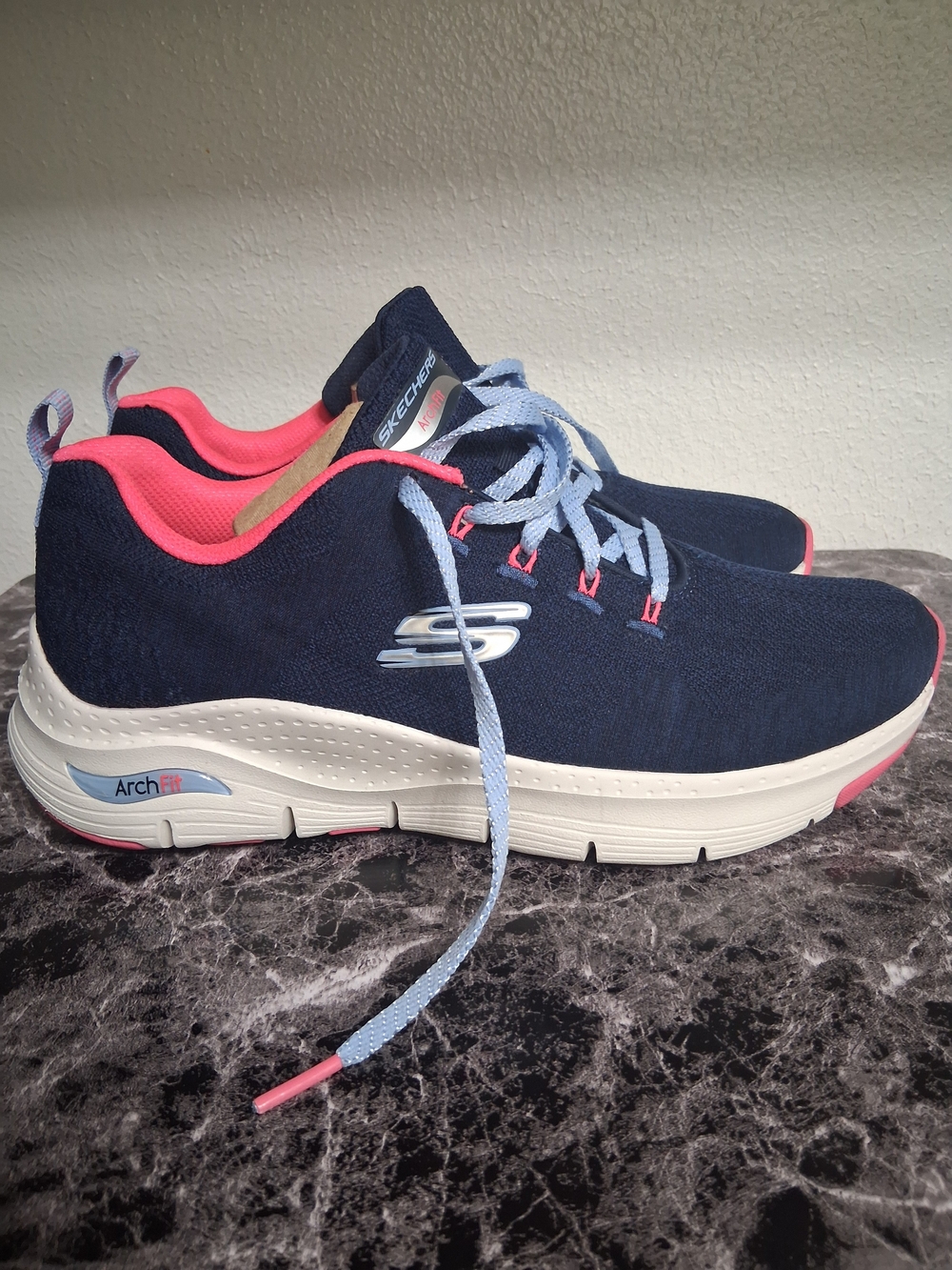 Skechers Women’s Navy and Pink Arch Fit Lace-Up Sneakers Size 9 Like New